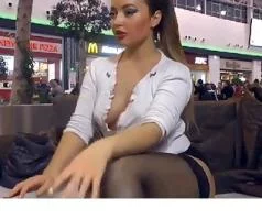 Развратная русская красотка трахает себя в супермаркете