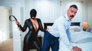 Жена купила себе латексный костюм