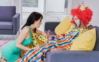 Клоун трахнул мамку на её день рождения