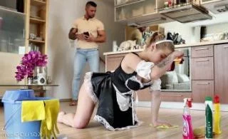 Русская горничная моет дом без трусиков