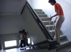 Парни трахнули уборщицу на кухонном столе