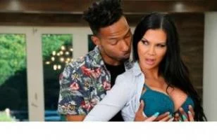 Секс мамочка получает член любого своего сотрудника