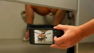 Снял на телефон мастурбацию девушки в туалете