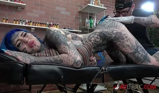 Татуированная мамка любит трахаться с татуировщиками