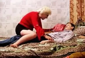 Не переживая, соседская милфа сделает все сама