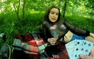 Продула минет на природе играя в карты