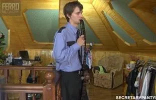 Охранника чуть не поймали за мастурбацию на одежду