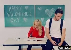 Училка позвонила и пригласила студента в класс, что бы соблазнить и трахнуть