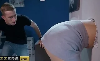 Специально застряла в стене, чтобы её трахнули