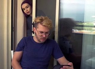 Быстрый отсос члена у брата мужа на балконе