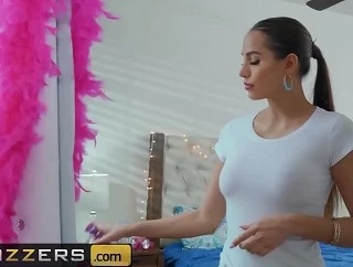 Красивые сиськи и красивая попка, увели парня подруги