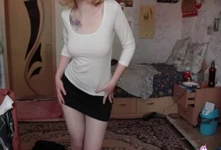 Намочил её футболку и увидел её красивые русские дойки