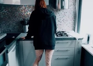 На кухне она еще сексуальней и на кухне её хочется трахать сильнее