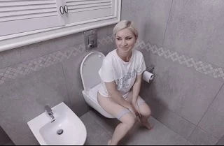 Снял на камеру, как его русская девушка писает в ванной