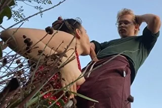 Познакомился с девушкой в лесу и прямо там трахнул