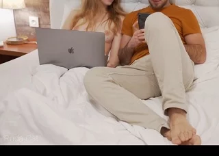 В жопу дела, полижи лучше мою киску пока я не кончу