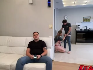 Изменяя за спиной у мужа с его другом, забыла вытереть сперму с лица