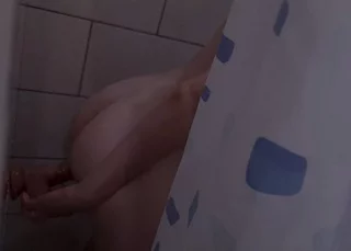 Заглянул к соседке, а она трахает себя в ванной