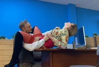 За каждую ошибку, русскую секретаршу трахают на рабочем столе