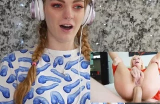 Смотрит оргазм от анала и комментирует это