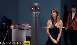 Воришка трахается с охранником из-за возбуждающей реликвии