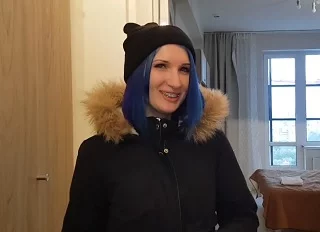 Молодая с синими волосами повелась и дала себя трахнуть