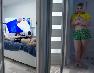 Подглядываю за парнем и дрочу свой вареник