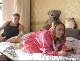 Трахнул не дав поиграть в сегу