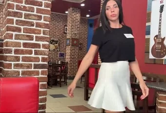 Официантка трахается с бывшим в туалете ресторана