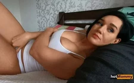 Делал мачехи массаж и случайно залез пальцем в попку