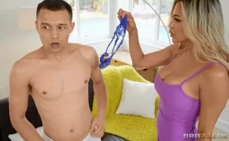 Понюхаю грязные трусы мамки своего друга