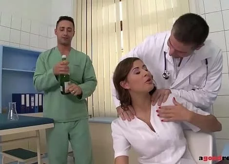 Медсестре нельзя пить, она сразу хочет группового анала