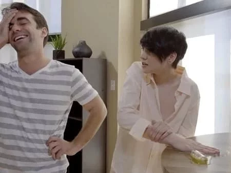 Сводная сестра прилипла к столу