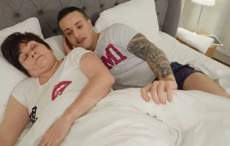 Решил трахнуть спящую бабку своего друга