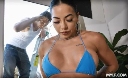 Рабочий упал когда подглядывал как я переодеваюсь