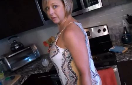 Теща стала ходить голая по дому