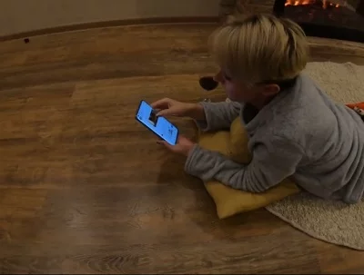 Мамина подруга стоит раком, пьет вино и смотрит порнуху