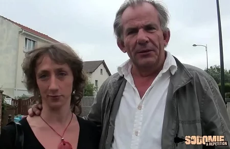 Страшная милфа согласилась на домашнюю групповушку