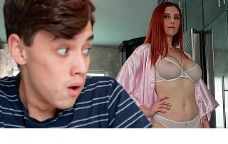 Мачеха заметила что я снимаю её на телефон