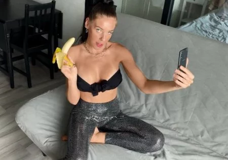 Русская милфа сосет банан, пытаясь снять сторис