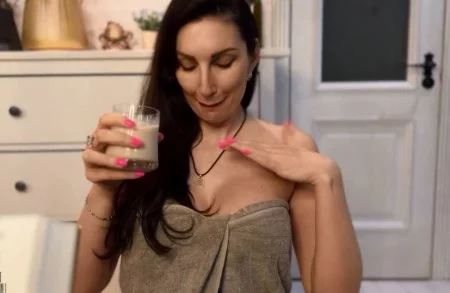 Русская милфа постоянно всё на себя проливает