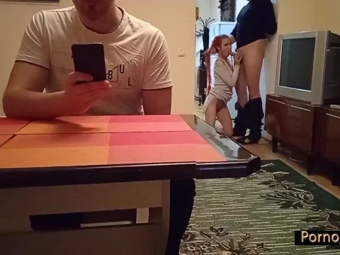 Секс измена на грани фола, ведь муж сидит рядом и может всё увидеть