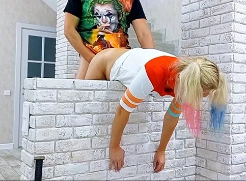 Русская милфа нарядилась в Харли Квинн и трахнула доставщика