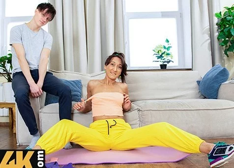 Соседская милфа актриса, попросила рассказать о молодежных сленгах