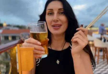 Сильно голодная милфа отсосала у меня в туалете ресторана