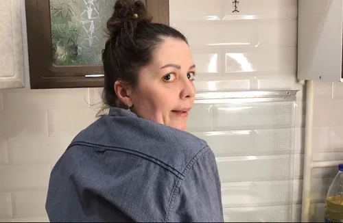 Пасынок ходит по дому голый и дрочит, периодически трахая мачеху