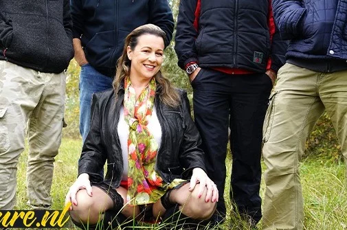 Мамка уехала в лес и позвонила сразу троим любовникам