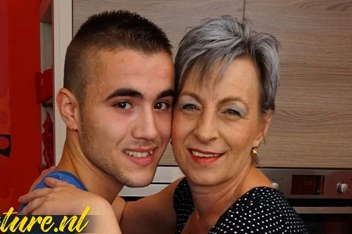 Седая мамочка, ждет своего молодого извращенца