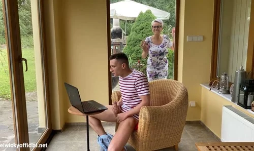 Где-то в интернете, нашел порнуху со своей мачехой