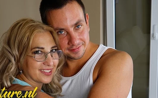 Пышная мамка в очках, дала полный кард бланш соседу